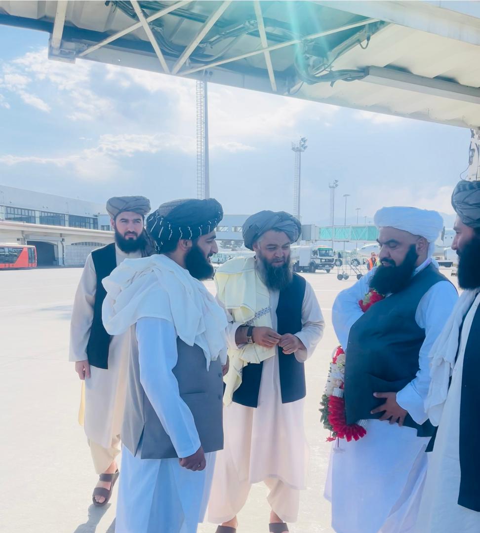 استاذ محترم ستر محدث شيخ القرآن والحديث حضرت مولانا مفتي نجيب الله المنيب صاحب حفظه الله تعالی ورعاه دحج دفريضې دادا کولو وروسته پخير وعافيت سره تر کابل پورې راوه رسیدې