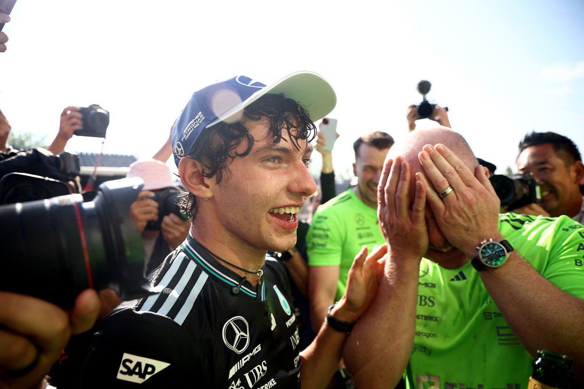 AKA12FanPage_FR's tweet image. Kimi déclare ne pas pouvoir trop fêter son premier podium en F1 au Canada ! 😅🍾

« J’ai des examens mardi donc je peux pas trop fêter parce que je dois être en forme. Je ne peux pas me pointer avec la gueule de bois, sinon, ma mère ne va pas être contente ! 🎓 »

#F1 #CanadianGP