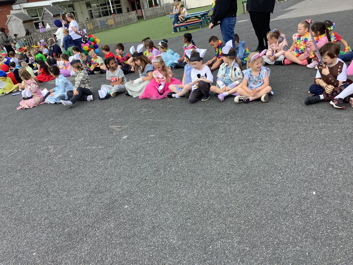 MrsLM_Thatto's tweet photo. Look at our amazing Cinderella themed float that we created for the school summer gala and Disney week. #art https://t.co/JtK4e6NhPu
