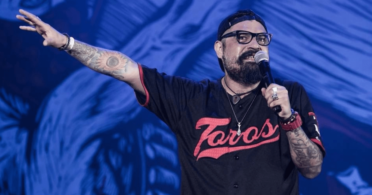 🙂El Dr. Shenka de la banda Panteón Rococó esta hospitalizado por un preinfarto y fue trasladado de emergencia a un hospital privado donde permanece bajo observación médica esta delicado tras hospitalización pero se encuentra bien y estable, informaron los integrantes del grupo🙂