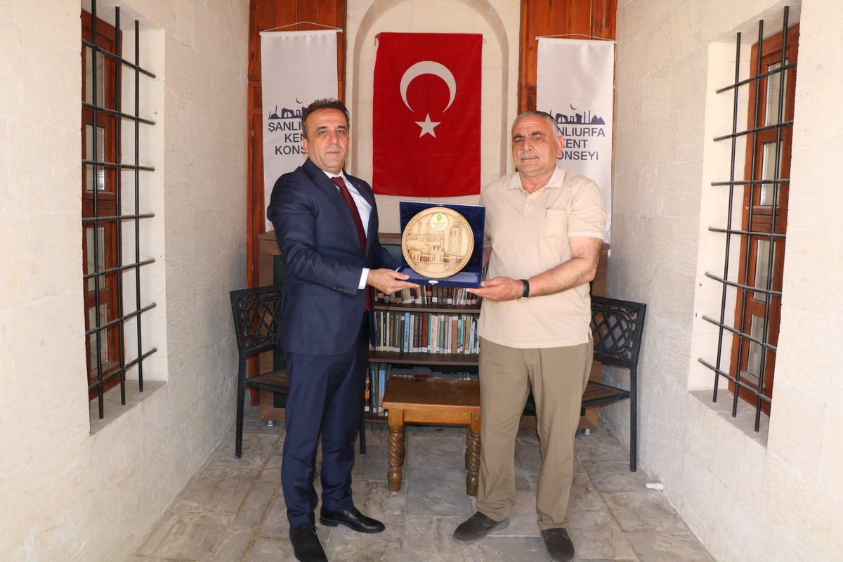 Suruç Kanaat Önderi ve Çiftçi Müslüm Ösün, Kent Konseyi Başkanımız Süleyman Hartavioğlu’nu makamında ziyaret etti.

Ziyarette; Tarım ve Üretim konusunu verimlilik, kalite ve sürdürülebilirlik odaklı, stratejik bir alan konusunda Kent Konseyi çalışmaları konuşuldu.

Başkanımız,