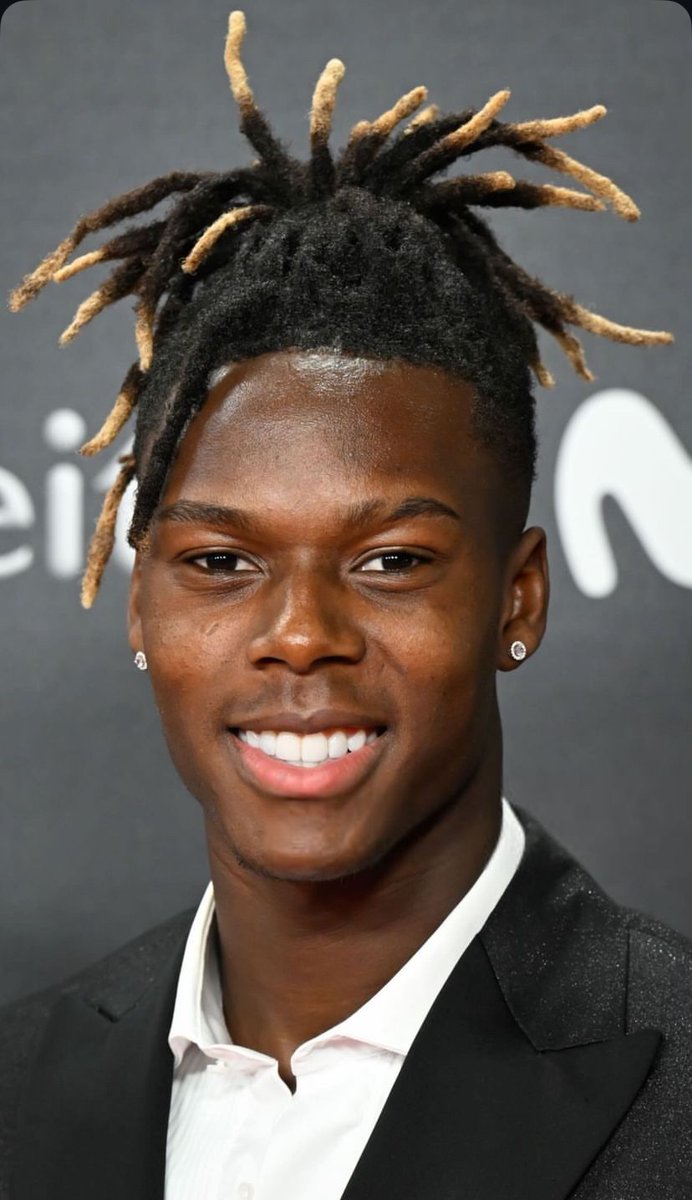 🚨 Important new negotiations have taken place regarding Nico Williams to Barça. Joan Laporta is now assessing whether a transfer is feasible and if Nico Williams can be registered. If Barcelona get the green light, the move is expected to go ahead.

— <a href="/Plettigoal/">Florian Plettenberg</a>