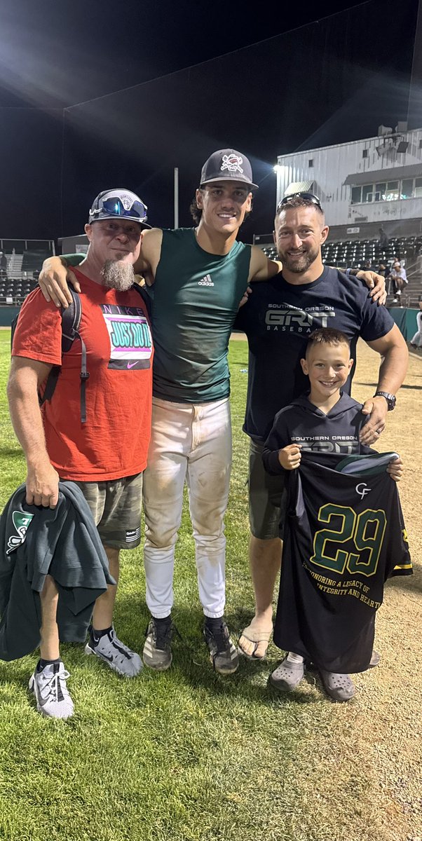 CoachTWOsborne's tweet image. Father’s Day watching @Troy_Osborne29 get player of the game & a former player from 2008 bought his jersey! #fullcircle #leaveitbetterthanfoundit