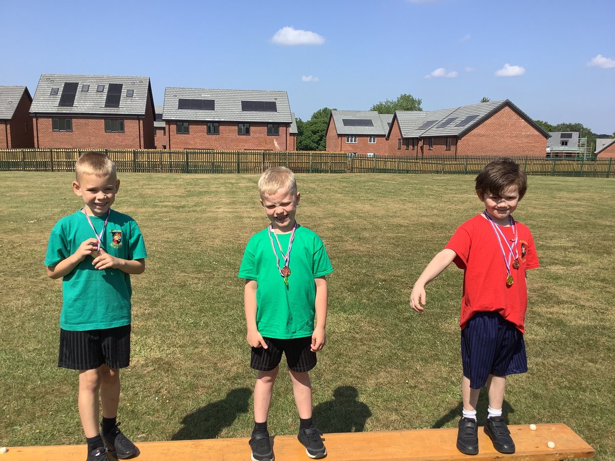 MrsLM_Thatto's tweet photo. Sports day #PE https://t.co/ZUZGSssToa