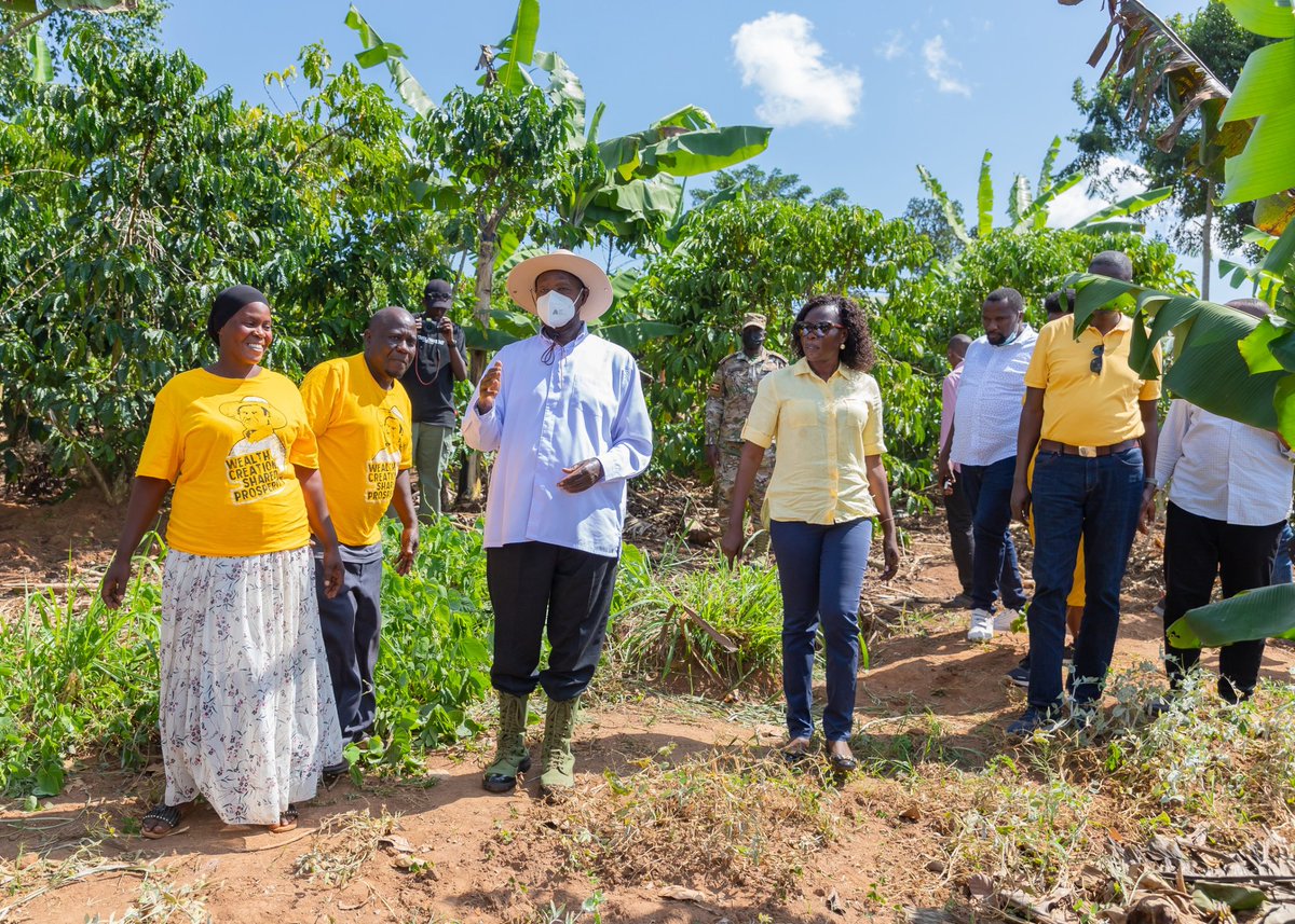 Anite__Evelyn's tweet image. Have you ever wondered why @KagutaMuseveni is going up to the ordinary citizens' homes? It's because that ordinary citizens has utilised the PDM 1m money well and is on his or her way out of poverty. If you want to be visited by the president be an example of poverty eradication.