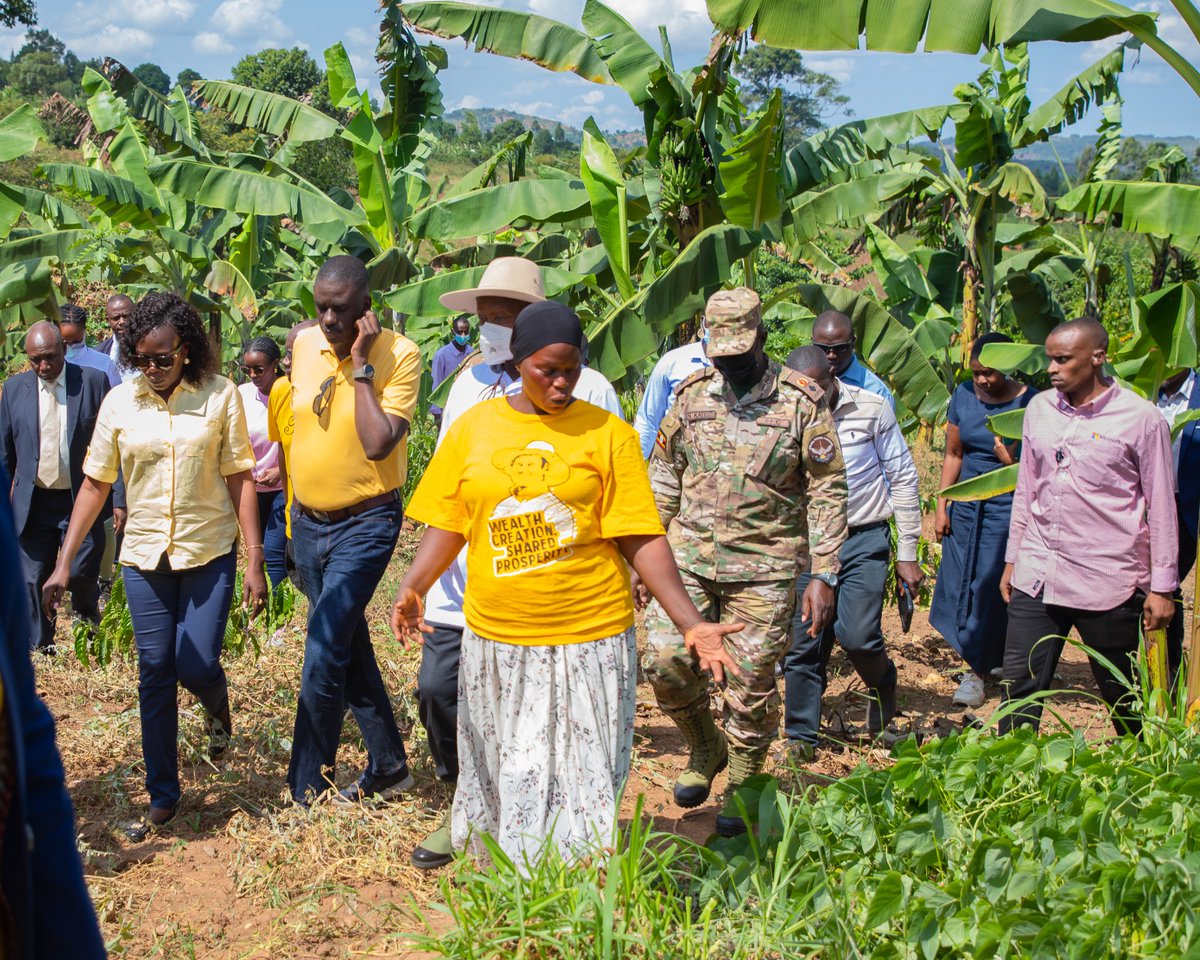 Anite__Evelyn's tweet image. Have you ever wondered why @KagutaMuseveni is going up to the ordinary citizens' homes? It's because that ordinary citizens has utilised the PDM 1m money well and is on his or her way out of poverty. If you want to be visited by the president be an example of poverty eradication.
