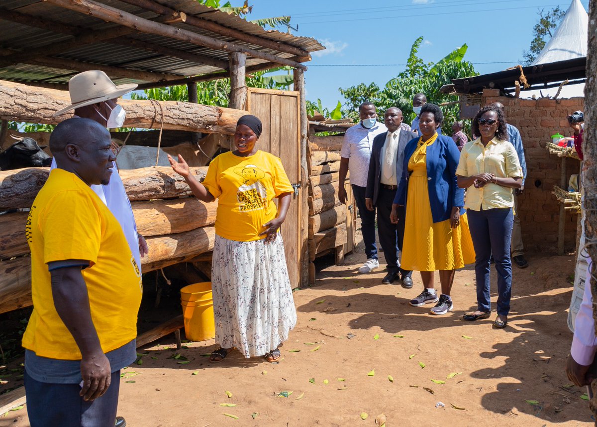 Anite__Evelyn's tweet image. Have you ever wondered why @KagutaMuseveni is going up to the ordinary citizens' homes? It's because that ordinary citizens has utilised the PDM 1m money well and is on his or her way out of poverty. If you want to be visited by the president be an example of poverty eradication.