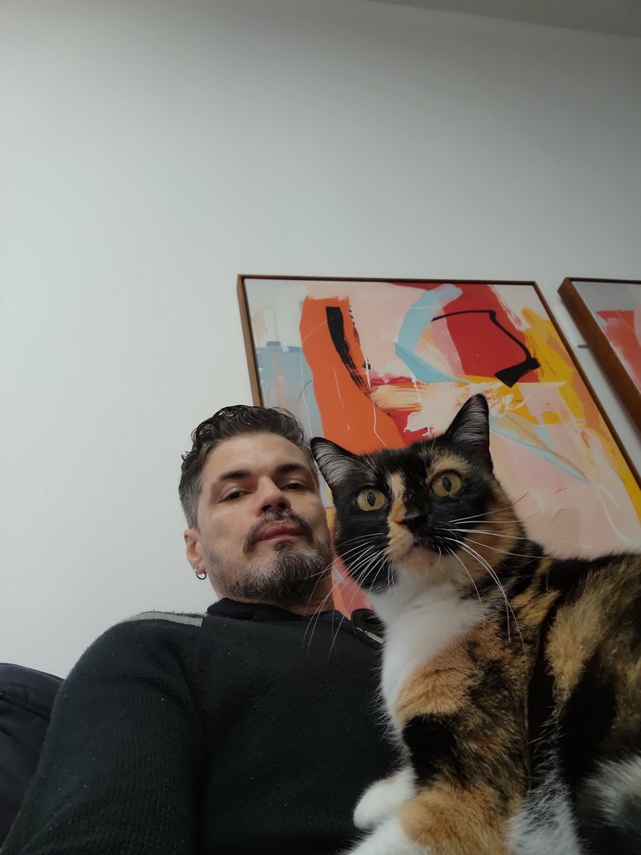 Eu e minha mascote.
Sempre presente... 😻