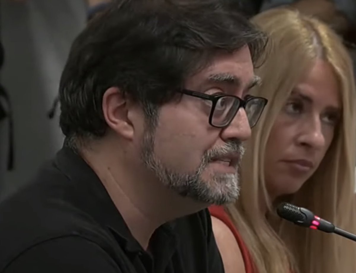 ¿Quién es este mierda? 

¿No le pareció más digno cortarse la lengua antes que formular las preguntas que acaba de formular, con la que está cayendo?