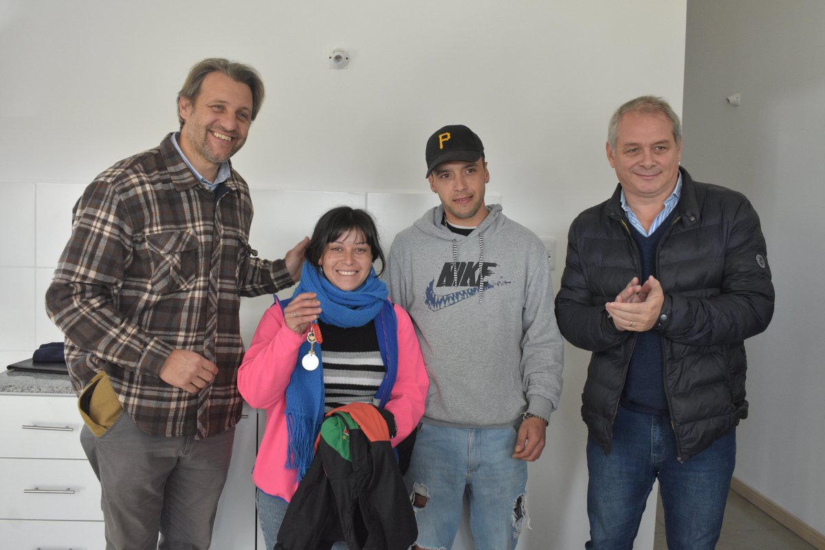 Se hizo entrega de 3 viviendas construidas en el marco del Plan Avanzar.
Las viviendas son remanentes del realojo del ex asentamiento de “18 de julio y Berro”, y fueron sorteadas entre familias del asentamiento “Chacras de Florida” censadas en 2024.
#FloridaCumple