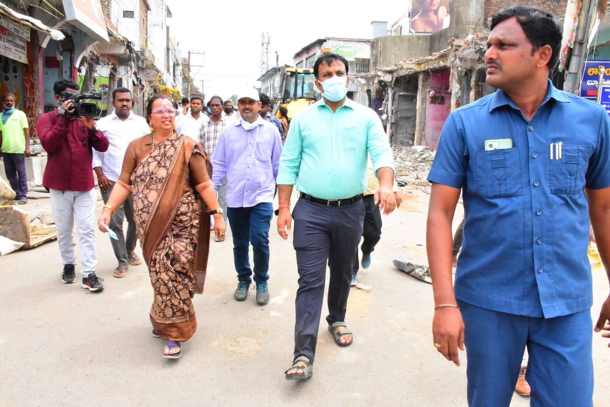వేములవాడ పట్టణంలో తిప్పాపూర్ బ్రిడ్జి నుండి దేవస్థానం వరకు చేపడుతున్న విస్తరణ పనులను సంబంధిత అధికారులతో కలిసి క్షేత్ర స్థాయిలో పరిశీలించడం జరిగింది.