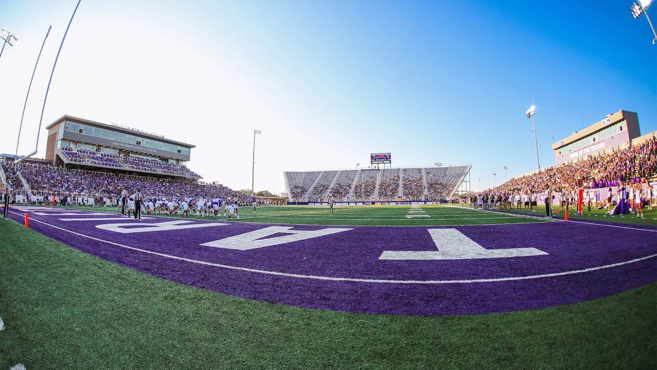 TexanBarstool's tweet image. “Who’s Tarleton State?”

Mascot: Texans

Location: Stephenville, Tx

Enrollment: 22k

Athletic Budget: $45M

Finished 2024 season 10-4. 

Average attendance of 19,147 in 2024. 

# 2 Portal class in FCS. 

Fastest growing public university in TX. 

Yet to have a losing D1 season.