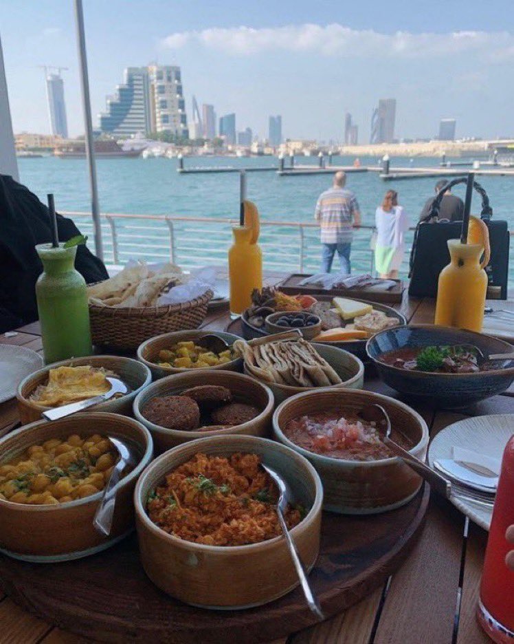 " بإختصار " وين تروح إذا كنت في البحرين بحسب ما تحب : 👇

تحب المطاعم روح إلى العدلية "مجمع 338 
تحب الاثار روح قلعة البحرين او المتحف .
تحب الاسواق الشعبية روح سوق المنامة 
تحب البحر روح بلاج الجزائر او مراسي 
تحب الهدوء روح بحرين هاربر 
تحب تسوق الماركات روح مراسي جاليريا 
تحب