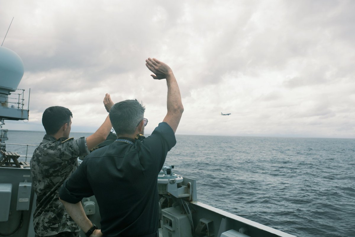 HMS_Richmond's tweet image. Spotted: One very happy Aussie exchange officer, waving to his mates as they flew by us in their P-8 Poseidon 🇦🇺✈️
Training may be serious business, but there’s always time for a wave! 🤝🌊 #RoyalNavy #RAAF
#CSG25
#StrongerTogether