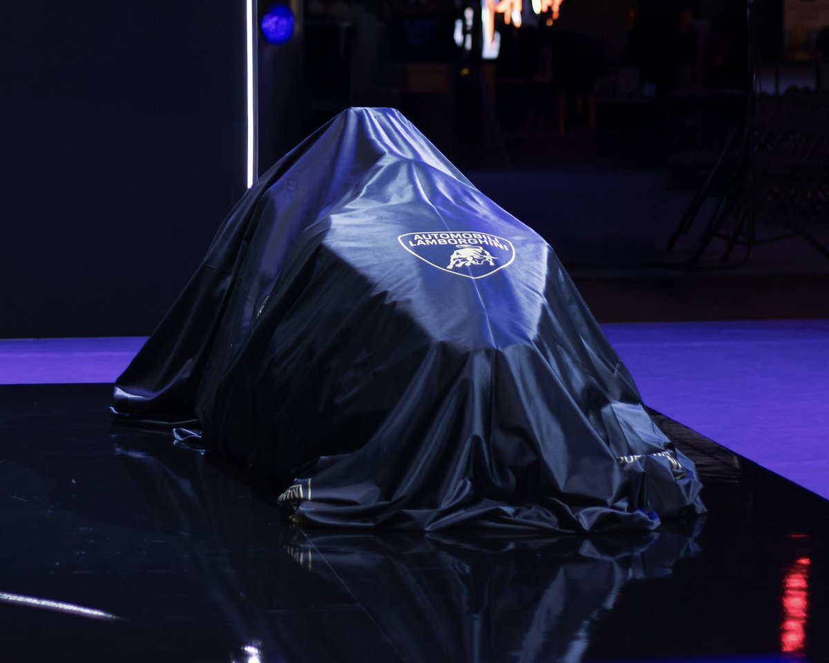 Unveiled at DreamHack Dallas, The Vesaro x Automobili Lamborghini 1 of 1 is the only simulator in the world to feature an authentic Lamborghini Revuelto seat. 

A true collector’s piece available for immediate purchase, alongside our wider Lamborghini Simulator Range.

Enquire