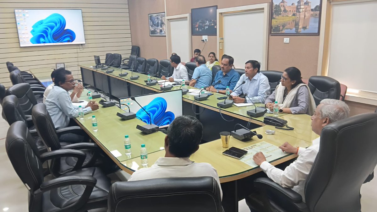 Indore Commissioner (@comindore) on Twitter photo рд╕рдВрднрд╛рдЧрд╛рдпреБрдХреНрдд рд╢реНрд░реА рджреАрдкрдХ рд╕рд┐рдВрд╣ рдиреЗ рджрд┐рдпреЗ #рдЗрдВрджреМрд░ рдореЗрдВ рдирд┐рд░реНрдмрд╛рдз рдмрд┐рдЬрд▓реА рдЖрдкреВрд░реНрддрд┐ рдХреЗ рдирд┐рд░реНрджреЗрд╢ред
рд╕рдВрднрд╛рдЧрд╛рдпреБрдХреНрдд рд╢реНрд░реА рджреАрдкрдХ рд╕рд┐рдВрд╣ рдХреА рдЕрдзреНрдпрдХреНрд╖рддрд╛ рдореЗрдВ рд╡рд┐рджреНрдпреБрдд рдЖрдкреВрд░реНрддрд┐ рдХреЛ рд▓реЗрдХрд░ рдмреИрдардХ рдЖрдпреЛрдЬрд┐рддред
Read more: facebook.com/share/p/1AhWp2тАж
#JansamparkMP
#indore
#рдЗрдВрджреМрд░ рд╕рдВрднрд╛рдЧрд╛рдпреБрдХреНрдд рд╢реНрд░реА рджреАрдкрдХ рд╕рд┐рдВрд╣ рдиреЗ рджрд┐рдпреЗ #рдЗрдВрджреМрд░ рдореЗрдВ рдирд┐рд░реНрдмрд╛рдз рдмрд┐рдЬрд▓реА рдЖрдкреВрд░реНрддрд┐ рдХреЗ рдирд┐рд░реНрджреЗрд╢ред
рд╕рдВрднрд╛рдЧрд╛рдпреБрдХреНрдд рд╢реНрд░реА рджреАрдкрдХ рд╕рд┐рдВрд╣ рдХреА рдЕрдзреНрдпрдХреНрд╖рддрд╛ рдореЗрдВ рд╡рд┐рджреНрдпреБрдд рдЖрдкреВрд░реНрддрд┐ рдХреЛ рд▓реЗрдХрд░ рдмреИрдардХ рдЖрдпреЛрдЬрд┐рддред
Read more: facebook.com/share/p/1AhWp2тАж
#JansamparkMP
#indore
#рдЗрдВрджреМрд░