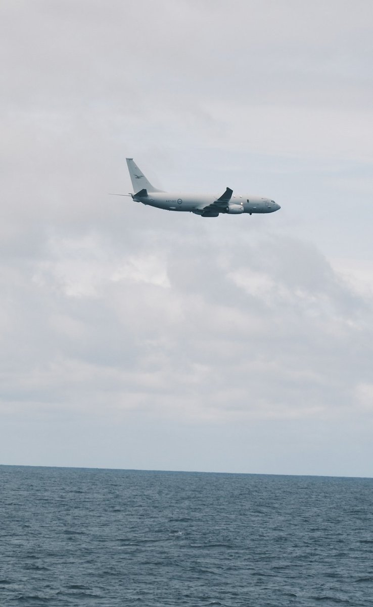 HMS_Richmond's tweet image. Spotted: One very happy Aussie exchange officer, waving to his mates as they flew by us in their P-8 Poseidon 🇦🇺✈️
Training may be serious business, but there’s always time for a wave! 🤝🌊 #RoyalNavy #RAAF
#CSG25
#StrongerTogether