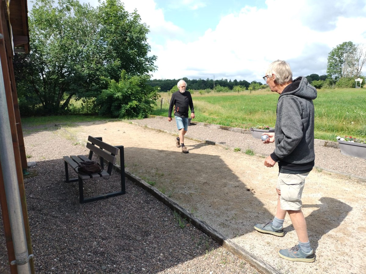 Het 1e rondje is een feit, goeie 100km met behoorlijk veel hoogtemeters als opwarmer voor de rest van de week. De nieuwe beklimmingen waren allemaal weer met zorg uitgezocht door onze mapper Koen.
