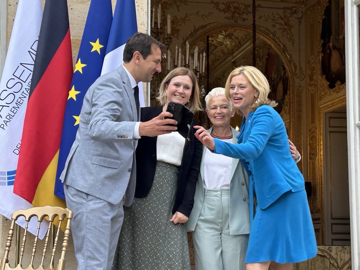 AmbDEenFR's tweet image. Heureux d’accompagner @JuliaKloeckner et la délégation allemande pour la première réunion plénière de l’Assemblée parlementaire 🇫🇷🇩🇪 depuis plus d’un an. Composée de 50 députés 🇩🇪 et de 50 députés 🇫🇷, l’#APFA reflète l’intensité inédite des liens tissés entre nos deux pays.