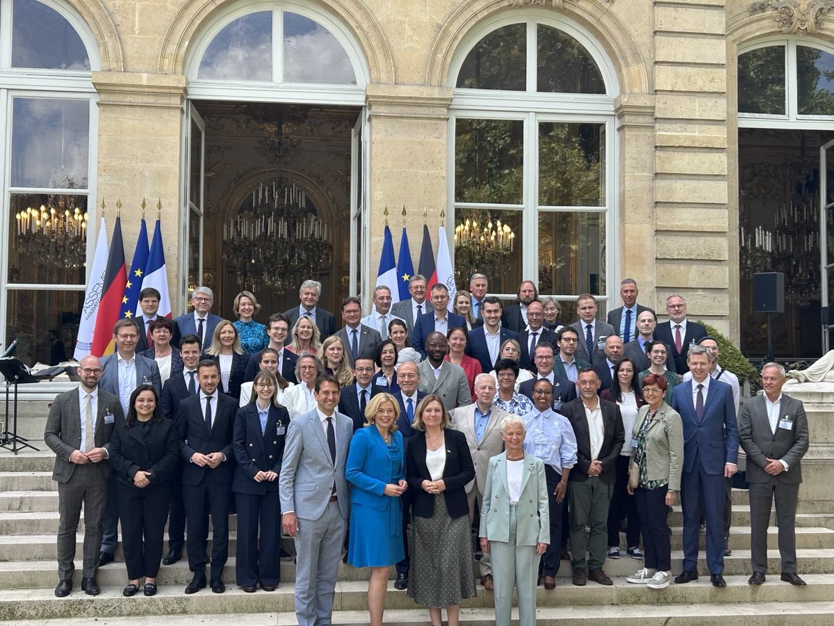 AmbDEenFR's tweet image. Heureux d’accompagner @JuliaKloeckner et la délégation allemande pour la première réunion plénière de l’Assemblée parlementaire 🇫🇷🇩🇪 depuis plus d’un an. Composée de 50 députés 🇩🇪 et de 50 députés 🇫🇷, l’#APFA reflète l’intensité inédite des liens tissés entre nos deux pays.