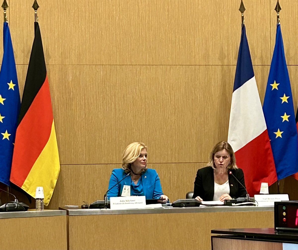 AmbDEenFR's tweet image. Heureux d’accompagner @JuliaKloeckner et la délégation allemande pour la première réunion plénière de l’Assemblée parlementaire 🇫🇷🇩🇪 depuis plus d’un an. Composée de 50 députés 🇩🇪 et de 50 députés 🇫🇷, l’#APFA reflète l’intensité inédite des liens tissés entre nos deux pays.