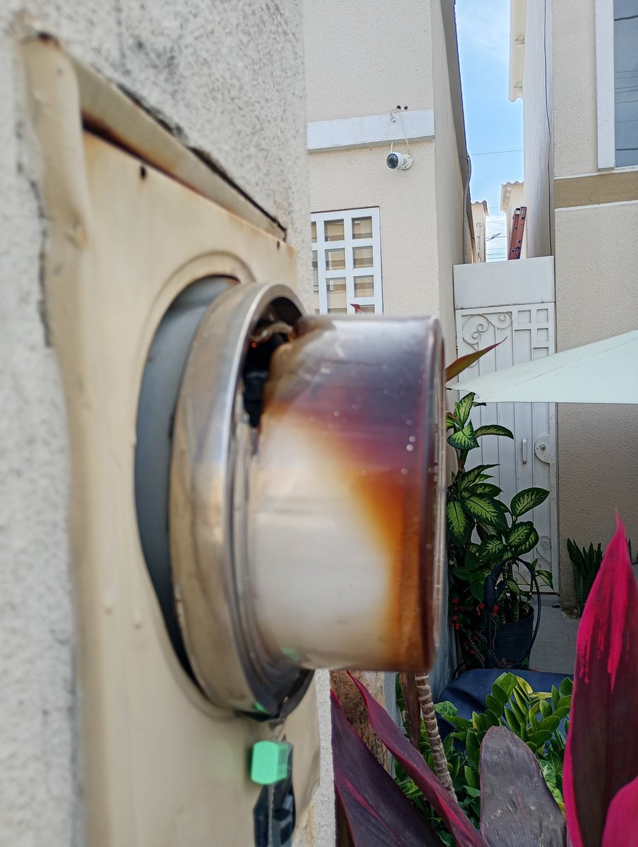 FARIDLE0N's tweet image. @servicioscnelep medidor de energía eléctrica, a punto de causar un incendio 🧯 ya que se está derritiendo, pese a que el propietario de la vivienda llamó a @CNEL_EP hasta el momento le cambian el dispositivo, #SOS @Presidencia_Ec @DanielNoboaOk @DEFENSORIAEC