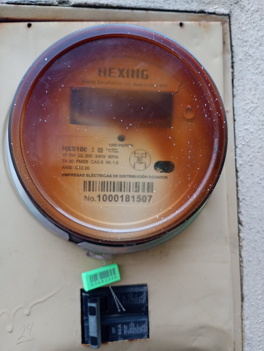 FARIDLE0N's tweet image. @servicioscnelep medidor de energía eléctrica, a punto de causar un incendio 🧯 ya que se está derritiendo, pese a que el propietario de la vivienda llamó a @CNEL_EP hasta el momento le cambian el dispositivo, #SOS @Presidencia_Ec @DanielNoboaOk @DEFENSORIAEC