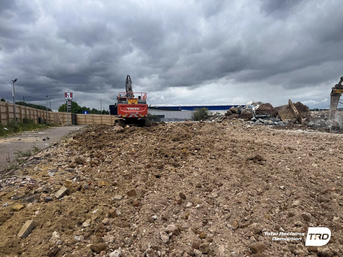 TotalReclaims's tweet image. We’re well underway with #demolition works at #Mercedes #Southend, with just 3 weeks to go until completion.

Our team has been working efficiently to ensure a safe, precise, and tidy operation, carefully dismantling structures while keeping disruption to a minimum.