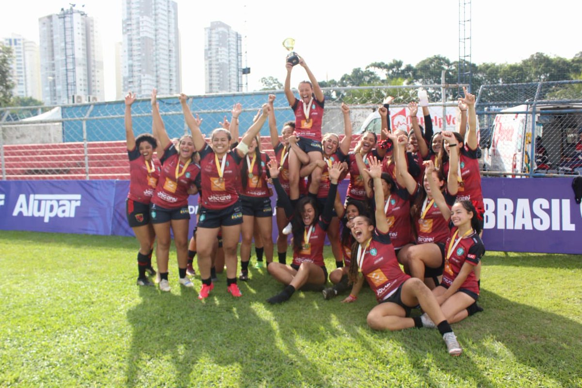 Parceria de Jacareí e Niterói, Jacrói é campeão paulista feminino de Rugby XV! O São José venceu também e está na Copa do Brasil junto do Jacrói.

Olho nos resultados dos estaduais:
brasilrugby.com.br/2025/06/16/par… #BrasilRugby 📸Rogério Souza/Jacareí Rugby