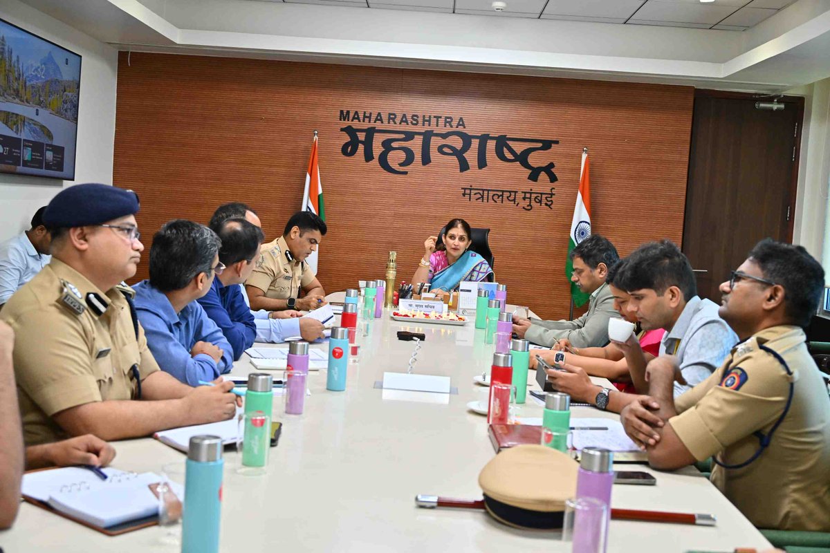 MAHARASHTRA DGIPR (@mahadgipr) on Twitter photo नागरिकांच्या सुरक्षेला सर्वोच्च प्राधान्य देऊन संभाव्य दुर्घटना टाळण्यासाठी सर्व यंत्रणांनी एकत्रितपणे काम करावे, असे आदेश मुख्य सचिव <a href="/ssaunik/">Sujata Saunik</a> यांनी दिले. रेल्वे प्रवासात होणाऱ्या दुर्घटना टाळण्याकरिता प्रवाशांसाठी मार्गदर्शक सूचना जारी करण्याची सूचना त्यांनी केली. नागरिकांच्या सुरक्षेला सर्वोच्च प्राधान्य देऊन संभाव्य दुर्घटना टाळण्यासाठी सर्व यंत्रणांनी एकत्रितपणे काम करावे, असे आदेश मुख्य सचिव <a href="/ssaunik/">Sujata Saunik</a> यांनी दिले. रेल्वे प्रवासात होणाऱ्या दुर्घटना टाळण्याकरिता प्रवाशांसाठी मार्गदर्शक सूचना जारी करण्याची सूचना त्यांनी केली.