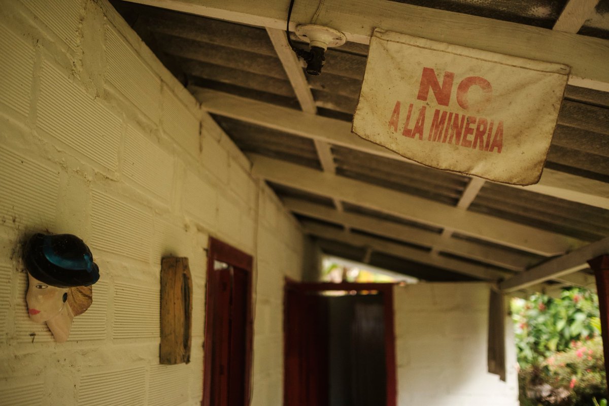 Don Porfirio tiene 86 años, ama la ópera, cultiva anturios y defiende el agua como quien cuida la vida misma. 

En el corredor de su casa cuelga un letrero que dice: "No a la minería".