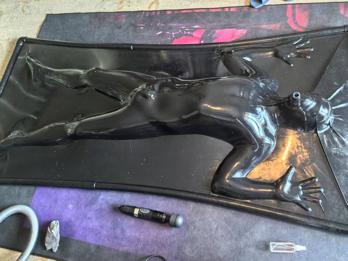 AroundightZero's tweet image. 真空床果然还是得看里面的人挣扎一下。下次玩的时候得开发一些新玩法了，最后再次感谢萱娘的提供的项目体验，希望下次有机会体验到新款。 @yuki_sm_s @LJL_studio_GZ #vacbed #latex #vacummbed