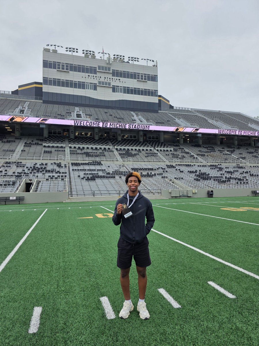 LamelSwanson's tweet image. I had an amazing time visiting army this weekend! Thank you to all of the coaches and players I met this weekend. Cant wait to come back for a game! #BeatNavy @ArmyWP_Football @CoachJuice17 @CoachJeffMonken @CoachBeaudry @CoachNateWoody @CoachHodge29 @ocrobbyjones @RecruitAledo…