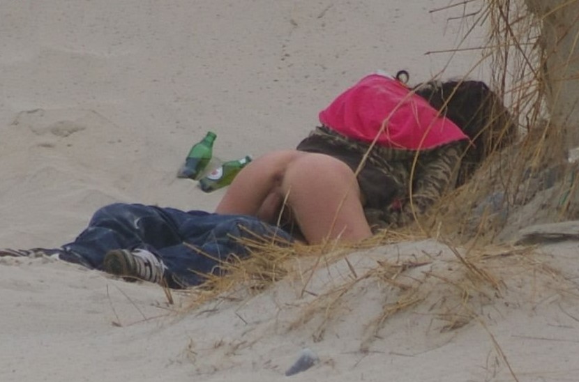 #Voyeur #Amateur 
Oups... le joli flag dans les dunes... 🤩🤩
