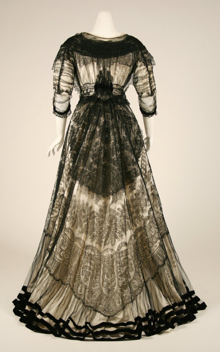 Dinner dress, 1901. The MET.