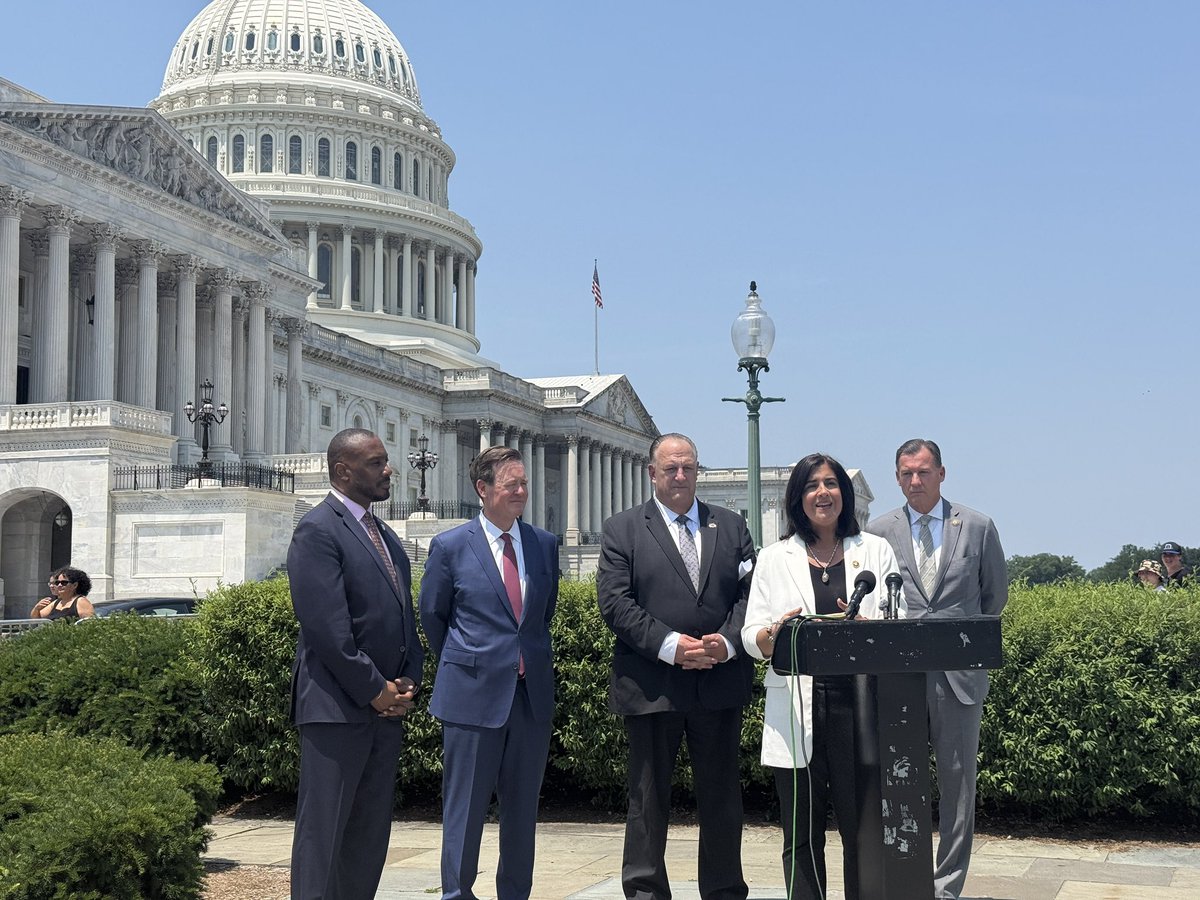 Office of Rep. Nicole Malliotakis (@repnicole) on Twitter photo I joined <a href="/RepTomSuozzi/">Tom Suozzi</a>, the Housing for US Coalition & Building and Construction Trades Council of Greater NY President Gary LaBarbera, in a bipartisan push to release of Fannie Mae and Freddie Mac as a way to increase pathways to homeownership for working- and middle-class I joined <a href="/RepTomSuozzi/">Tom Suozzi</a>, the Housing for US Coalition & Building and Construction Trades Council of Greater NY President Gary LaBarbera, in a bipartisan push to release of Fannie Mae and Freddie Mac as a way to increase pathways to homeownership for working- and middle-class
