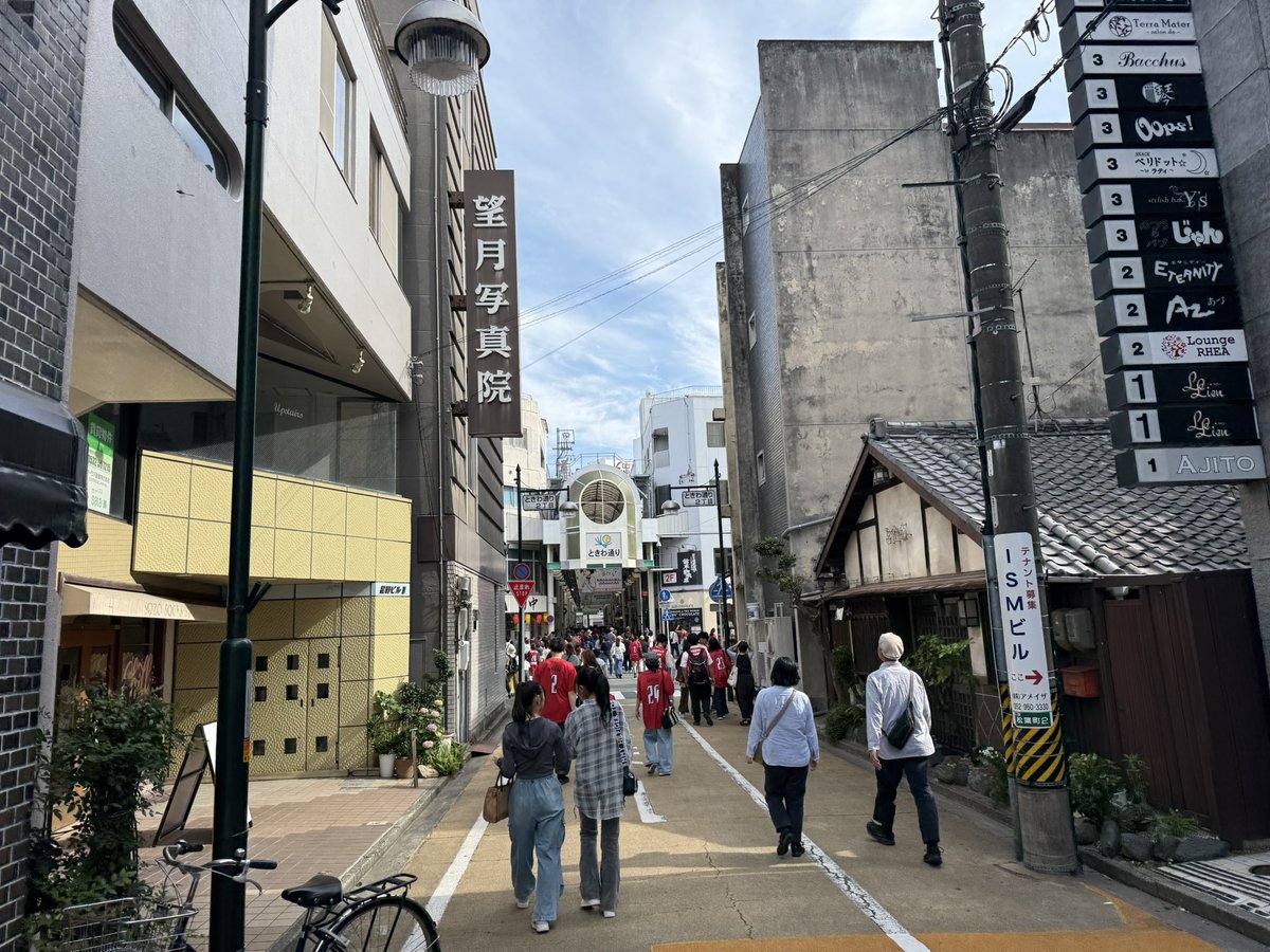 meitetsu's tweet photo. 私は一市民・一個人として、今回の住民投票についての思いを書きます。
もちろん色々なご意見があることは重々承知ですが
あくまで一豊橋市民として発言します。

以前、ときわアーケードの写真を見ながら「こんな日常が当たり前にある豊橋であってほしい」と感じました。
幼い頃、祖母と花園駐車場に行き、当時有人だった駐車場で係員のおじさんから飴玉をもらったことが思い出が残っています。
ある日は人がいっぱいの中、豊橋丸栄　9Fのゲームセンターで遊ばしてもらいました。
家族で過ごす、何気ない街の日常が豊橋にはありました。

けれど今の豊橋の中心部では、子どもと一緒に出かけられる場所が限られてきたように感じます。飲食店以外にはなかなか行き先が思い浮かばなくなりました。とても寂しさを感じます。
南ジャスよりも、志都呂、豊川、岡崎やほぼ名古屋に行くことの方が多い気がします。

豊橋駅は今も1日10万人以上が利用する、東海地域でも有数の交通の結節点です。（参考：浜松駅は約8万5千人）
私が育った頃は「愛知県第2の都市」としての誇りがありました。
今も「豊橋には何もない」とは言わせたくありません。
ただ、これからの時代を見据えて街のあり方を見直す必要があると感じています。

私は三遠ネオフェニックスの選手や大野HCをはじめコーチ陣に魅了され、人生で初めてスポーツ観戦に夢中になりました。
セミファイナルでは多くの方と出会い、語り合い、パレードには1万人以上が集まる盛り上がりを目にしました。
スポーツが人をつなぎ、街に賑わいと新たな出会いを生み出す大きな力があることを実感しています。

もちろん、さまざまなご意見があることも理解しています。
私自身、子どもを連れて豊橋公園内を歩いた際、ベビーカーが凸凹道で進みにくかったことや歩道の根っこで子供が転倒した経験があります。

お手洗いも和式が圧倒的で、駐車場もいつも満車の印象があります。
現状のままでいいのか？と考えさせられる場面は少なくありません。

そしてもうひとつ、この計画の大切な意味として、防災機能の強化があります。
豊橋駅は今後、南海トラフをはじめとした大規模地震が発生すれば数千人規模の帰宅困難者が出ると想定されています。しかし、現状の駅周辺には十分な一時避難所がまだまだであって、駅ビルや周辺商業施設は災害時に利用が制限される可能性もあります。
この多目的施設は、平時はスポーツ・文化・子育ての場となり、災害時には帰宅困難者の受け入れ・緊急避難の拠点として地域を支える機能も持ちます。
耐震性の高い屋内施設、広い芝生広場&多目的広場、武道館や相撲場など、柔軟に避難スペースとして活用できます。

今回の整備は、単なるアリーナ建設ではありません。
スポーツ、文化、防災、子育て支援――誰もが利用できる公共空間を整備し、日常の安心と豊かさを高める街づくりです。
民間施設ではオーナーの判断で利用が制限されることもありますが、公設であれば誰もが公平に使え、長く守り続けることができます。(ただ無論、クラウドファンディングなどの検討もあってもいいと思います)

さらに、住民投票の結果次第では、三遠ネオフェニックスも日本最高峰となるBリーグ・プレミアへの参入資格を失う可能性があります。
これはクラブの努力だけでは乗り越えられない問題であり、私たち市民一人ひとりの選択に委ねられています。

今の豊橋は、変わるきっかけを迎えています。
守るだけでは前に進めません。

吉田城址と豊橋公園の樹木はしっかりと守られ、あくまでも整備の対象は東側エリアのみです。

私は、この街の未来を信じています。
次の世代の子どもたちにも、より良い豊橋を残したい。
どうか、賛成への一票をお願いいたします。

前に進もうZE！

#豊橋　#豊橋市　#花園商店街　#三遠ネオフェニックス #前に進もう　#投票でみらいを創ろう  #賛成にマルを