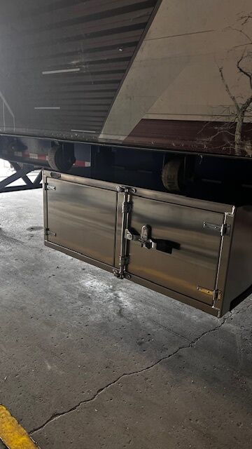 VerduynTarps's tweet photo. At Verduyn Tarps, we build our own heavy-duty storage boxes — Verduyn Vaults — designed to keep your trailer organized, secure &amp; weatherproof across North America. 🚛🔒

Pro installation available!
Shop now: https://t.co/If2de8TgdV

#VerduynVaults #TrailerStorage #ProInstallation https://t.co/GPImf91cmR