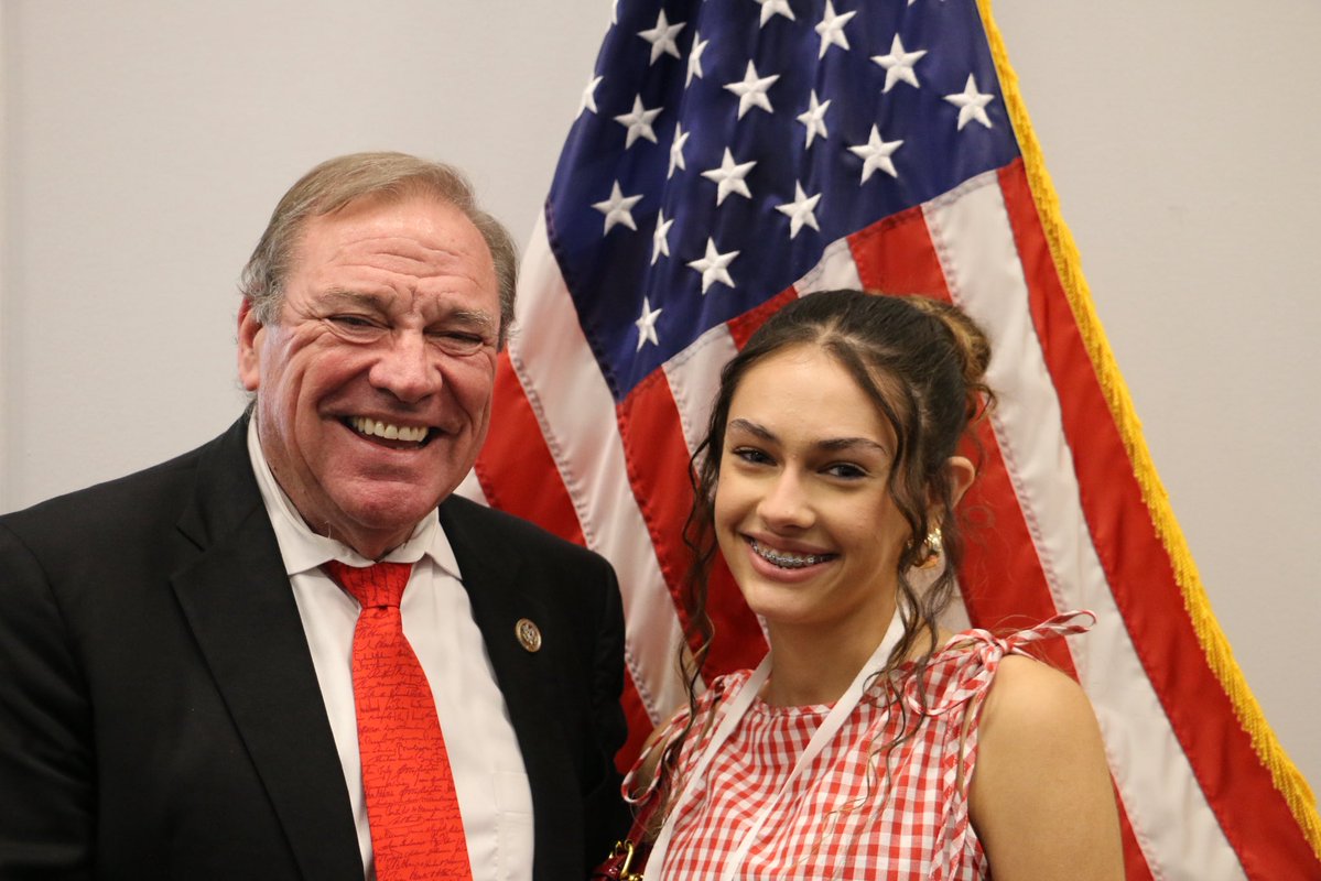 Congrats to Kennedy Newsome of Marianna High School for winning District Two’s Congressional Art Competition!

It was a privilege to host you in Washington. Your artwork will hang at the center of the Florida display in the Capitol for the next year!