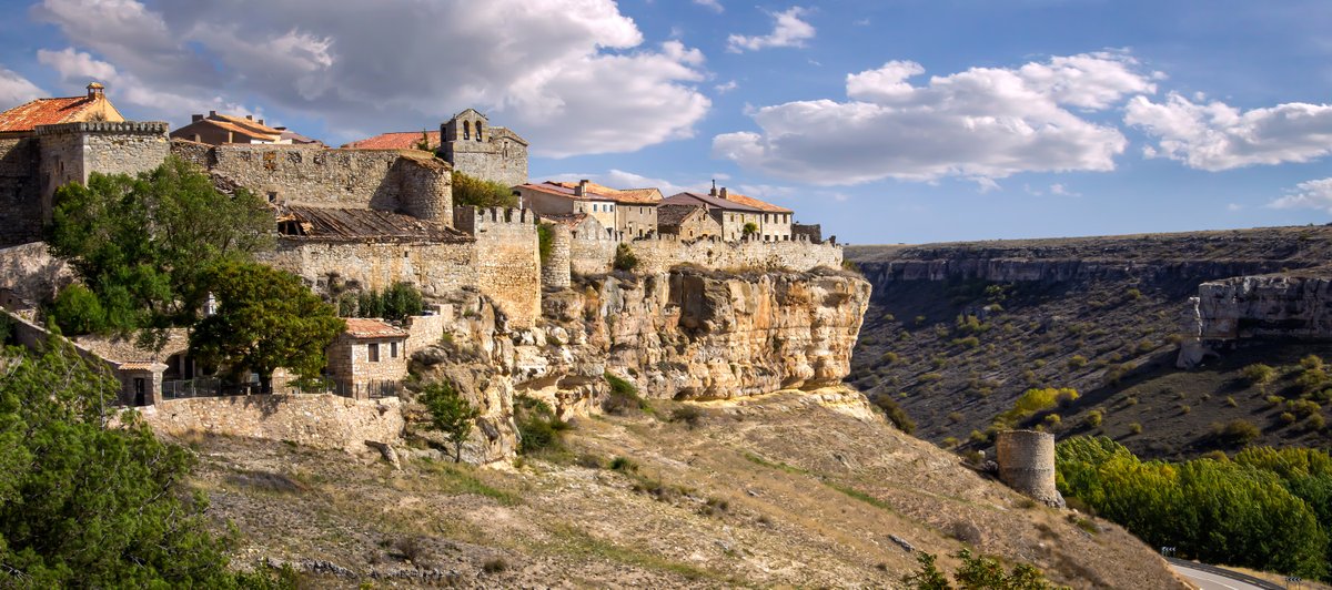 sorianitelaimag's tweet photo. 🏰 En lo alto de una peña, Rello conserva su esencia medieval con murallas del s. XII, castillo, calles empedradas y el único Rollo de Hierro de España.
🌄 Disfruta de su mirador y ruta hacia la Hoz del río Escalote.
#SoriaNiTeLaImaginas #Rello #HistoriaViva https://t.co/kBxhMbXsSB