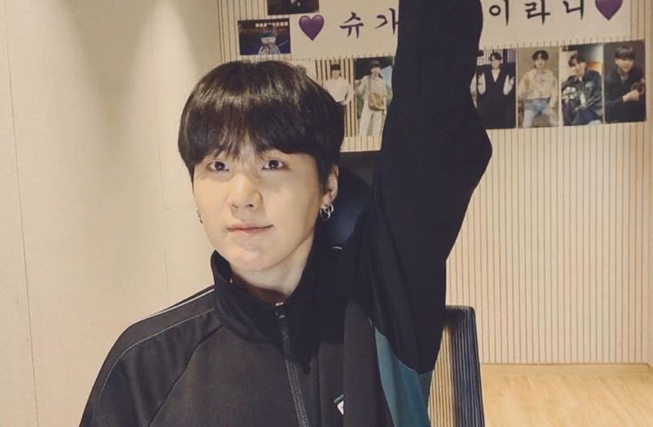 Siapa yang 4 hari lagi selesai wamil?? 👆

4 DAYS UNTIL SUGA RETURNS
#DDAY4_SUGAisBACK
#윤기야4일남았다
#어서와윤기야