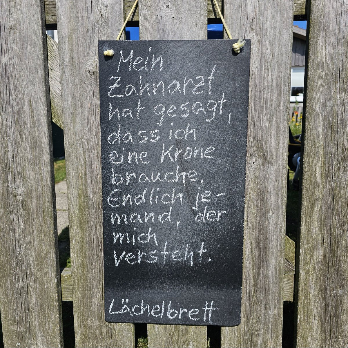 Heute schon gelächelt? Der heutige #Tagesspruch vom Lächelbrett auf #Hiddensee 😀