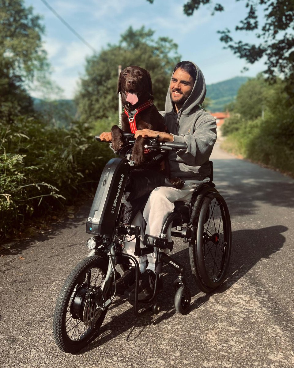 She wanted a ride too! 🐶 🤩 She’s just turned 18 (in dog years) and she’s ready to drive our StreetJet! 

📷 by @ander_arteagabeitia on Instagram

#SunriseMedical #Empulse #StreetJet