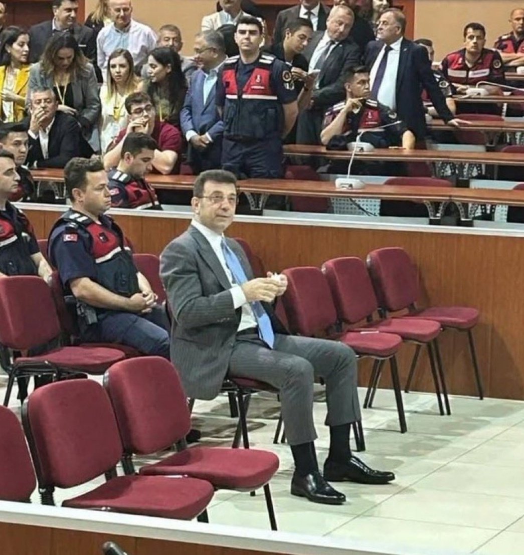 Dünya da hırsızlık yolsuzluk rüşvet iddası ile yargılanan ve tüm tarafların tanık şikayetçi itirafçı kendi partisinden olduğu halde böyle itibar gören biri daha yoktur.