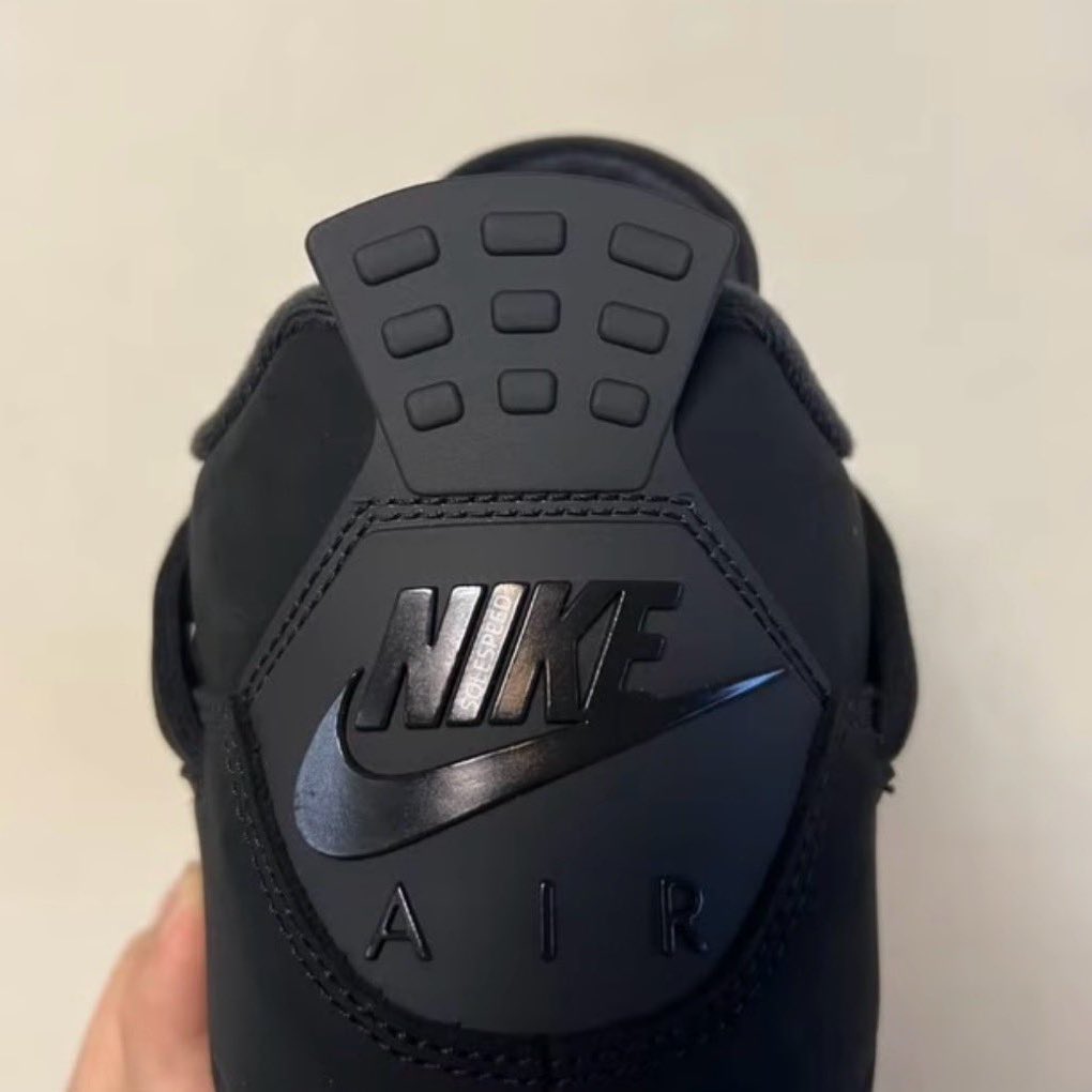 La Jordan 4 ‘Black Cat’ fait bientôt son retour… 👀

Nouvelle shape, plus de confort et du branding Nike Air sur le back de la paire ! 

📆: 28 novembre