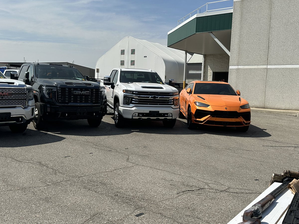 TorSunphoto21's tweet photo. #ProjectOutsource targeted the tow truck industry’s violence @PeelPolice “violent crime network” weapons vehicles seized at least 20suspects arrested https://t.co/U1ePNY5kcm