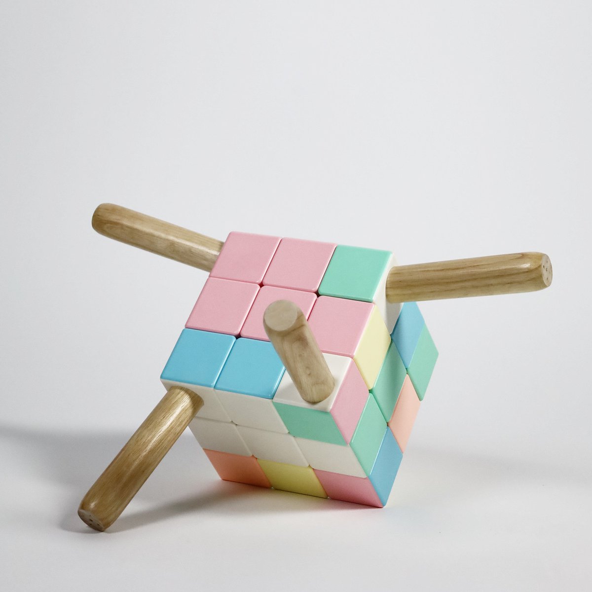 espritdesign's tweet image. Rubik’s Cube Chair par Heon : quand l’assise devient une énigme ludique ! 

A vous de jouer, avant de vous asseoir. 

La suite par ici, aussi en vidéo : lnkd.in/dyePKsth

#design #stool #espritdesign