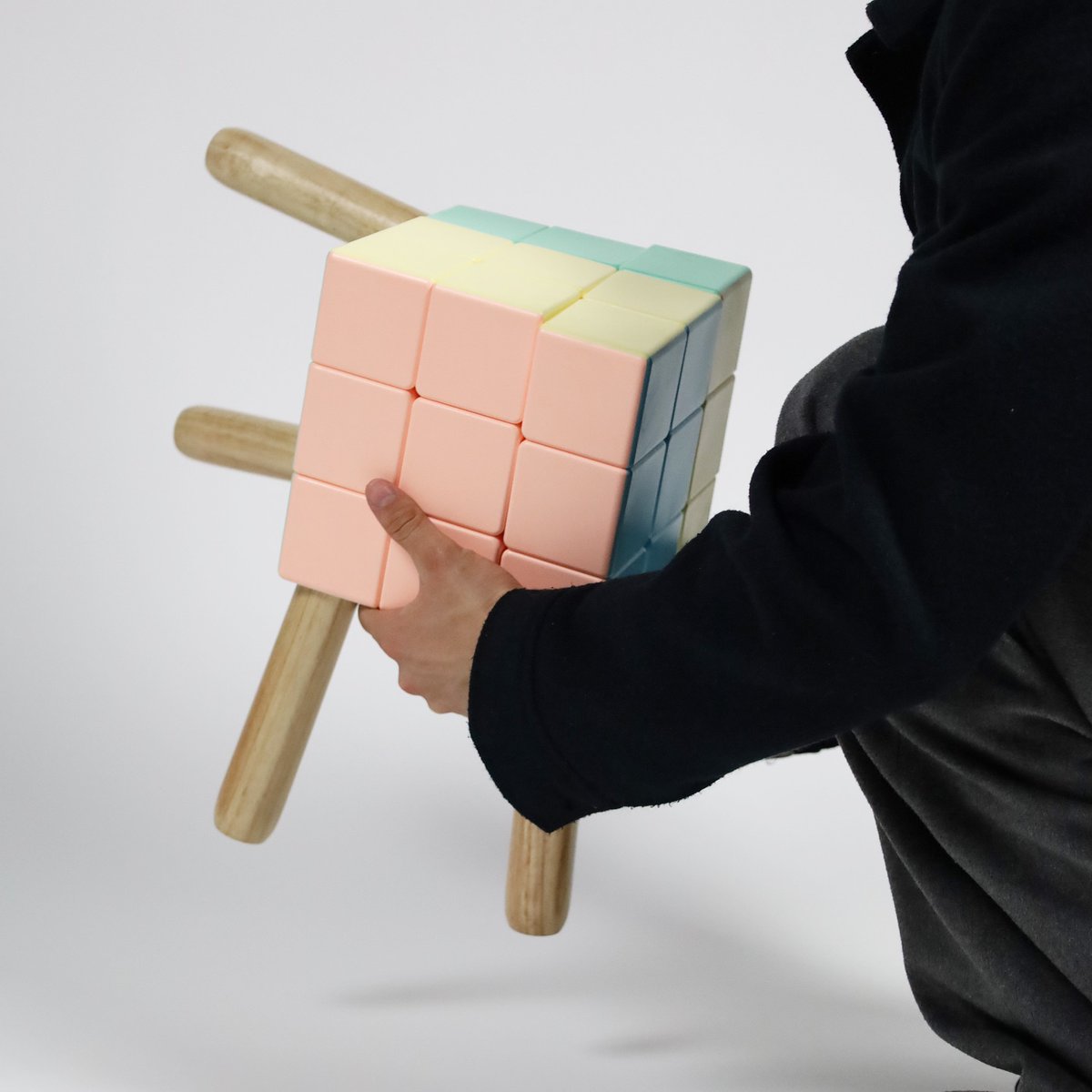espritdesign's tweet image. Rubik’s Cube Chair par Heon : quand l’assise devient une énigme ludique ! 

A vous de jouer, avant de vous asseoir. 

La suite par ici, aussi en vidéo : lnkd.in/dyePKsth

#design #stool #espritdesign