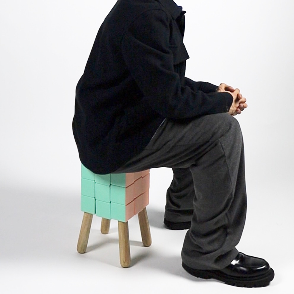 espritdesign's tweet image. Rubik’s Cube Chair par Heon : quand l’assise devient une énigme ludique ! 

A vous de jouer, avant de vous asseoir. 

La suite par ici, aussi en vidéo : lnkd.in/dyePKsth

#design #stool #espritdesign