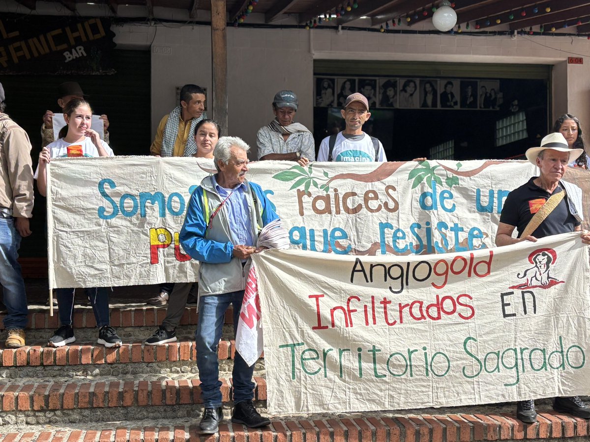 Mientras en los territorios se defiende la vida, en los tribunales se criminaliza la dignidad.
Hoy continúa la audiencia contra quienes han protegido las montañas,los nacimientos de agua y la soberanía de los pueblos frente al extractivismo.
#EstoyConLos11DeJericó #FueraAngloGold